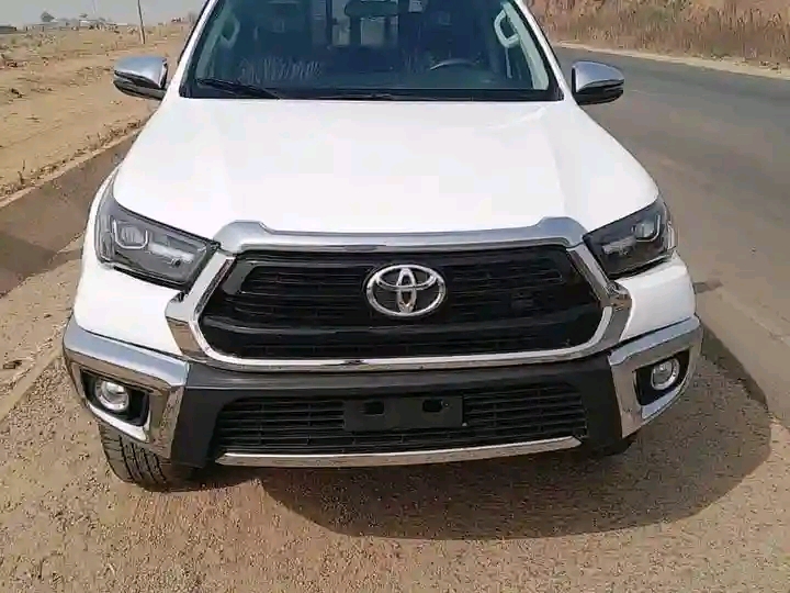 Toyota Hilux 2022 White